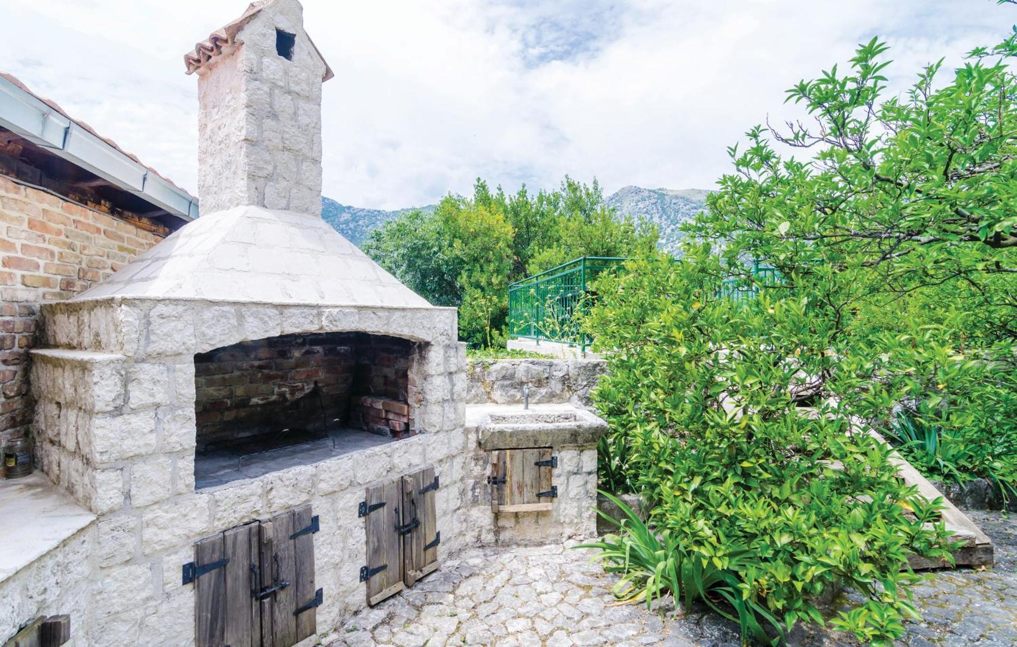 Apartments In Rustic House Risan Dış mekan fotoğraf