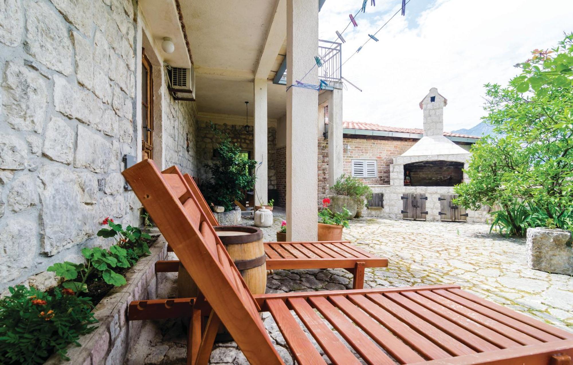 Apartments In Rustic House Risan Dış mekan fotoğraf