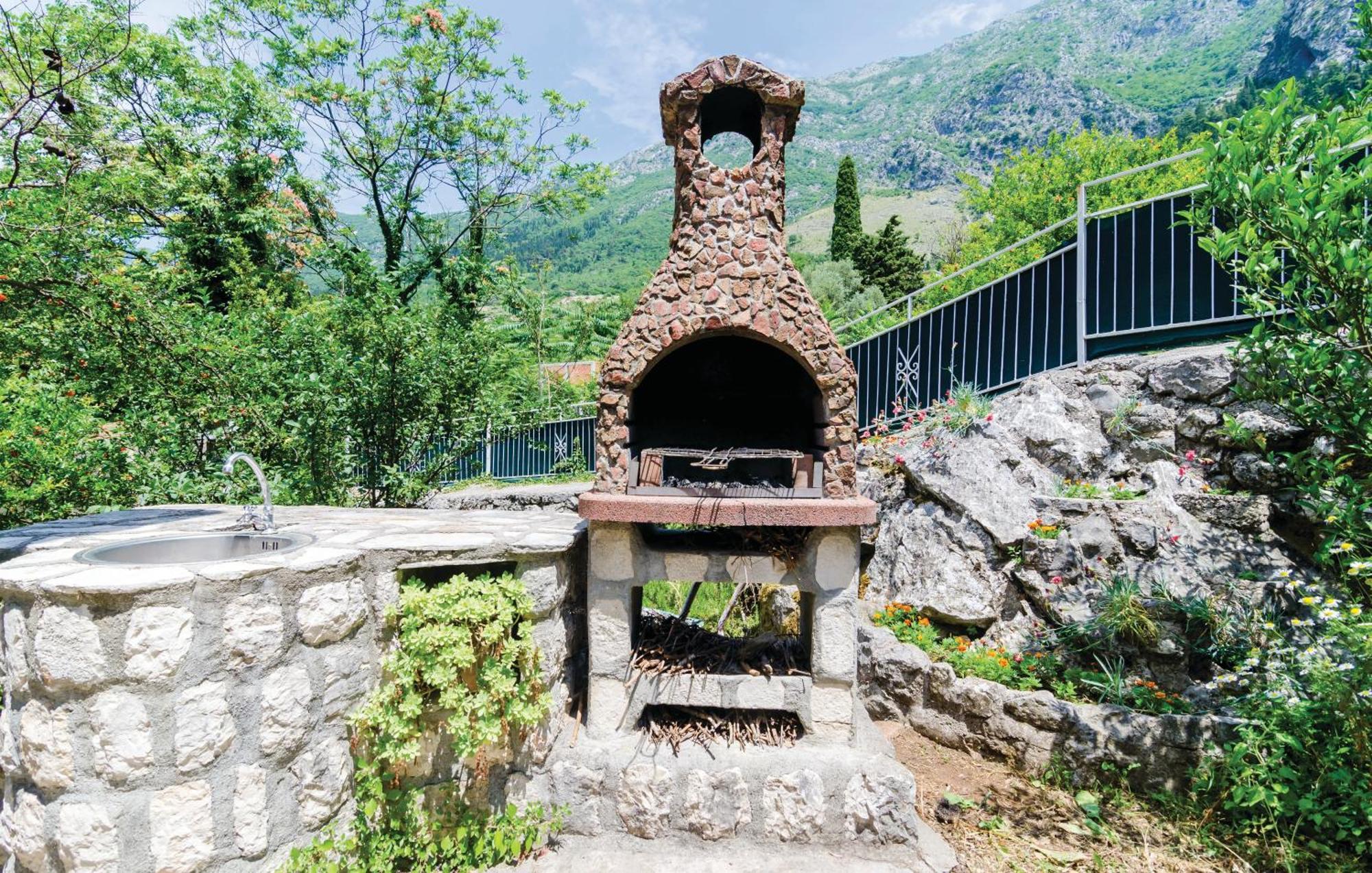 Apartments In Rustic House Risan Dış mekan fotoğraf